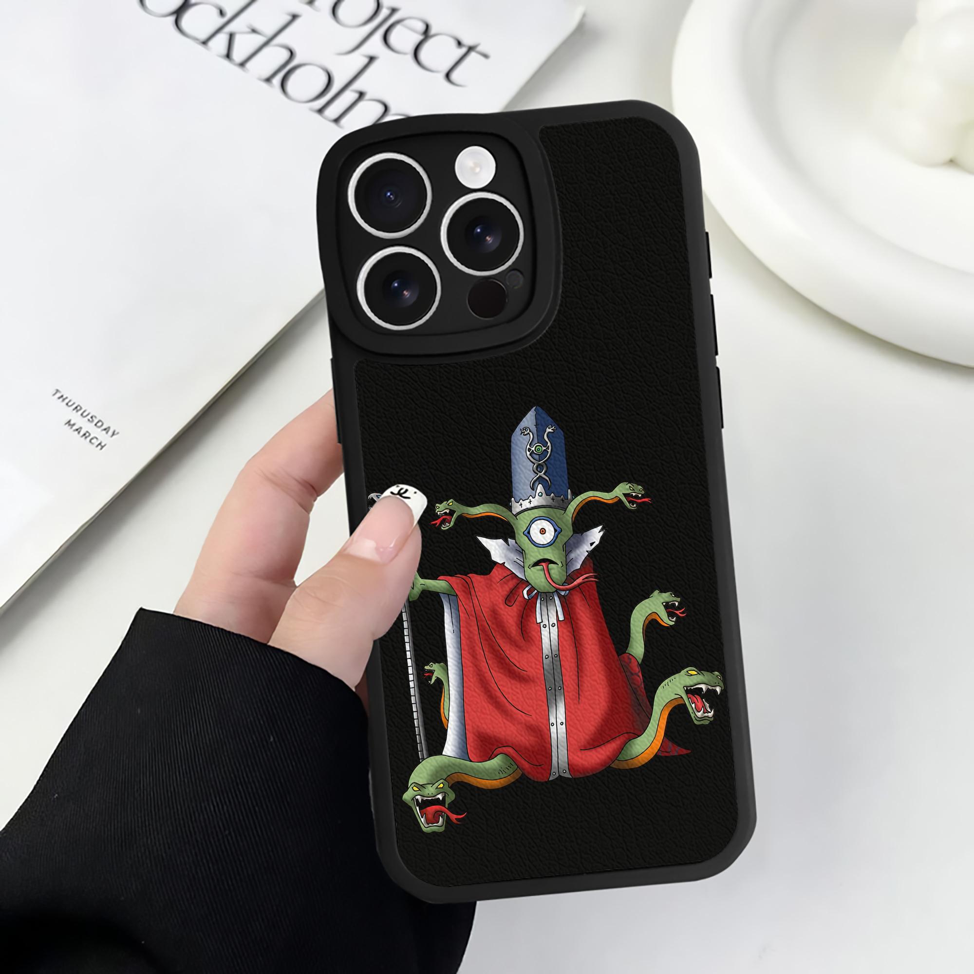 （画像用） ドラゴンクエスト Doragon Kuesuto Dragon Quest 【iPhone 16シリーズ対応】シリコンスマホケース（レザー調） 材質：シリコン
